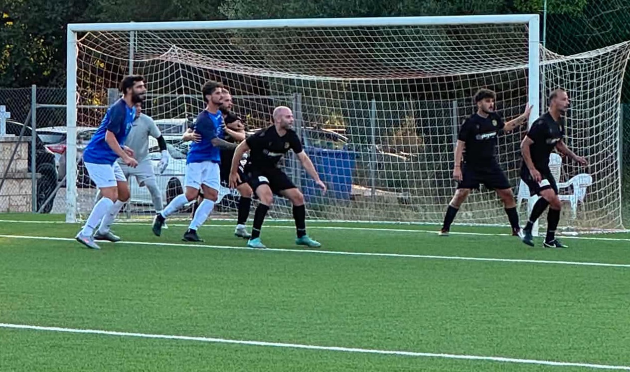 Α.Ε. ΜΑΝΗΣ – Α.Ο. ΦΟΙΝΙΚΟΥΝΤΑΣ 2-3: Με διπλή ανατροπή έφυγε νικητής από τον Κάμπο (φώτο)