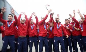 «Να &#039;τοι, να &#039;τοι οι πρωταθλητές»: Αποθέωση στην άφιξη του Ολυμπιακού που κατέκτησε το Youth League! (βίντεο)