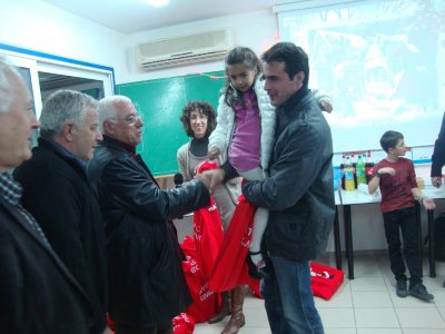 Μοίρασε δώρα στα παιδιά ο σύνδεσμος διαιτητών στη Χριστουγεννιάτικη γιορτή του