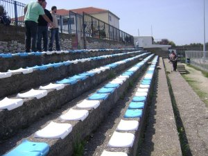 Ετοιμάζονται για τη φιέστα στην Κυπαρισσία - Μπήκαν 350 καθίσματα στο γήπεδο