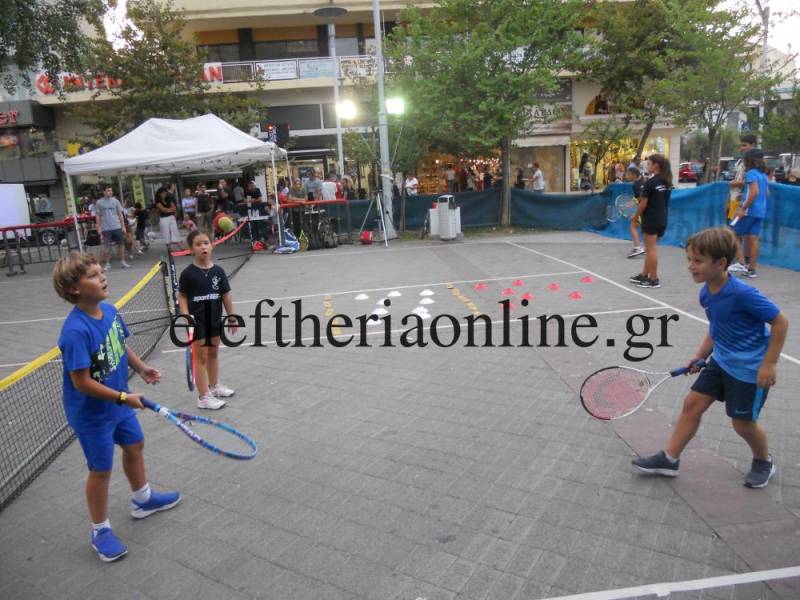ΟΑΚ: Επαιξαν τένις στην πλατεία της Καλαμάτας