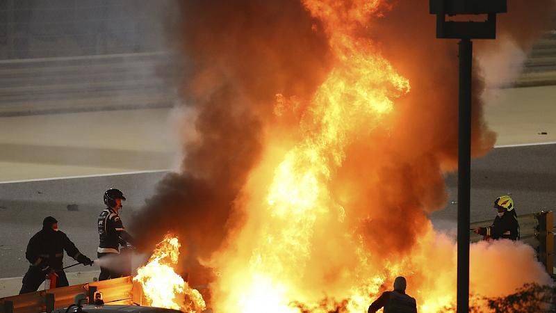 Τρομερό ατύχημα στη γκραν πρι του Μπαχρέιν: Μονοθέσιο κόπηκε στα δύο, αφού είχε τυλιχτεί στις φλόγες (βίντεο)