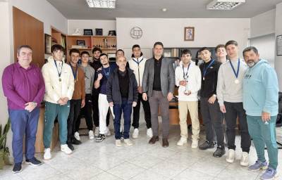 1ο ΓΕΛ ΜΕΣΣΗΝΗΣ: Η πρωταθλήτρια ομάδα μπάσκετ στον Δήμαρχο