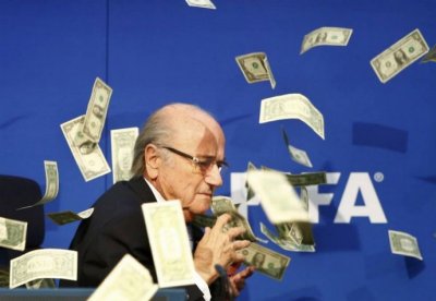 Ελουσαν τον Μπλάτερ με χαρτονομίσματα!