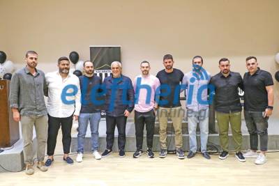 ΑΠΟΦΑΣΙΣΜΕΝΟΣ Ο ΒΟΣΝΙΑΔΗΣ ΣΤΗΝ ΠΑΡΟΥΣΙΑΣΗ ΤΟΥ: «Ξέρετε γιατί ήρθαμε, περισσότερο μιλάμε στο γήπεδο» (φωτογραφίες)