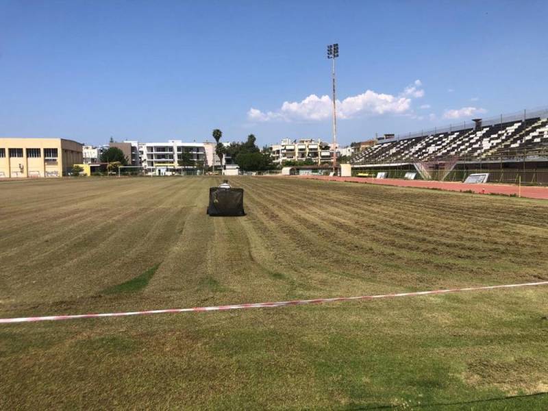 Εργασίες συντήρησης και αναζωογόνησης του χλοοτάπητα στο Δημοτικό Στάδιο Καλαμάτας (φωτογραφίες)