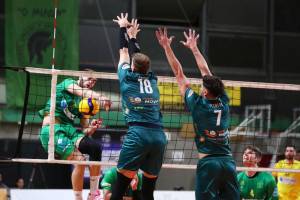 Μαχητική εμφάνιση και πολύτιμος βαθμός για την Καλαμάτα ’80 στη Νέα Σμύρνη (φωτογραφίες)