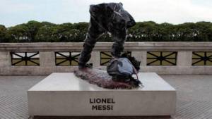 &quot;Αποκεφάλισαν&quot; το άγαλμα του Μέσι στο Μπουένος Άιρες!