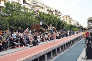 KALAMATA STREET POLE VAULT: Απόλαυσαν το επί κοντώ στην κεντρική πλατεία