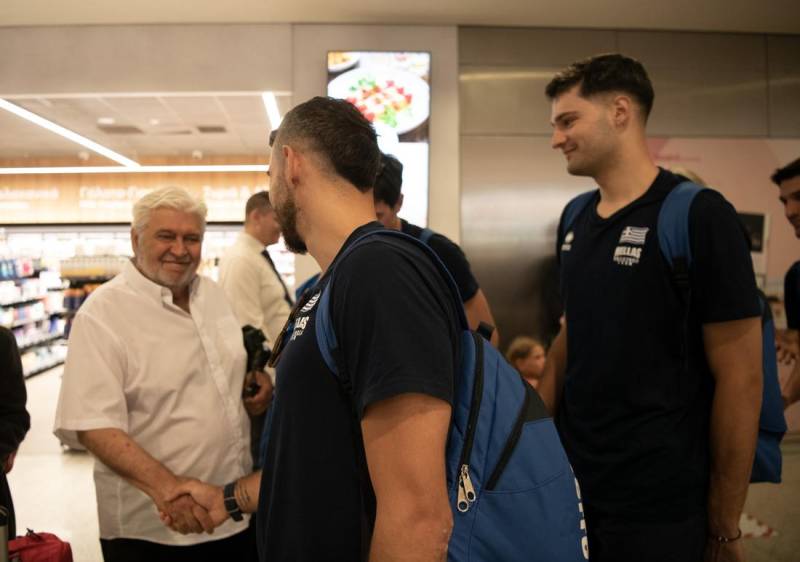 Άφιξη της Εθνικής Ανδρών στην Αθήνα από το Μπρνο - Θερμή υποδοχή από τον πρόεδρο Γιώργο Καραμπέτσο (φωτογραφίες)