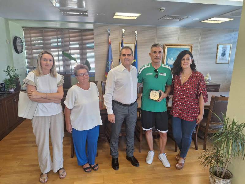 Στο δήμαρχο Καλαμάτας ποδηλάτης που διασχίζει 10 χώρες της Ευρώπης!
