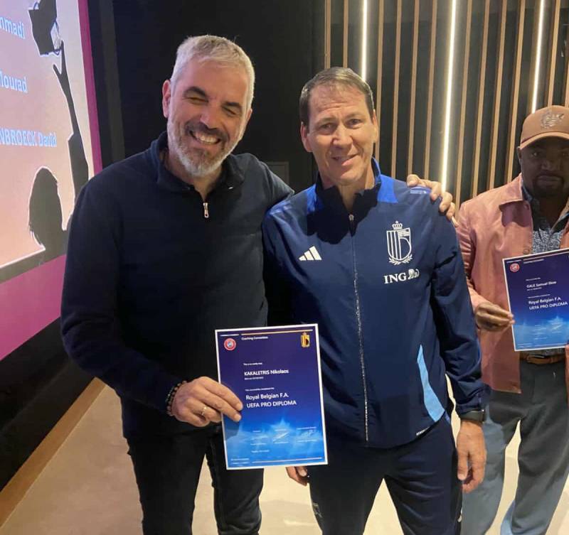 Στην κεντρική φωτογραφία, ο Νίκος Κακαλέτρης μαζί με τον ομοσπονδιακό τεχνικό της Εθνικής Βελγίου, Ρούντι Γκαρσία.