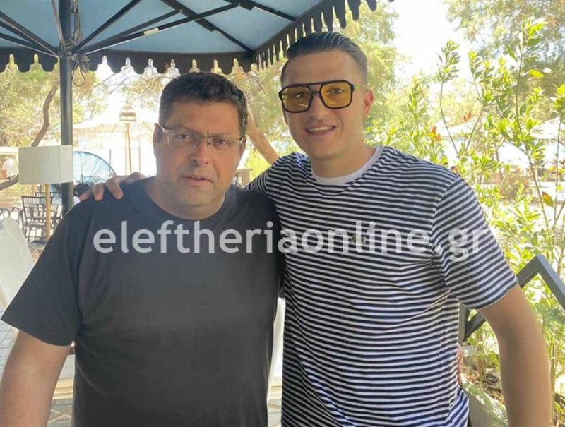 Στην φωτογραφία διακρίνεται ο Σταύρος Μπούνας μαζί με τον πρόεδρο του Τέλλου Άγρα, Βασίλη Καραχούντρη.