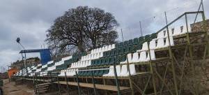 Νέα καθίσματα στο παλιό γήπεδο της Εράνης