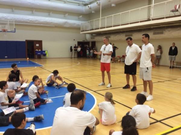 Ζήσης και Τόμιτς διδάσκουν τα μυστικά του μπάσκετ στην Costa Navarino