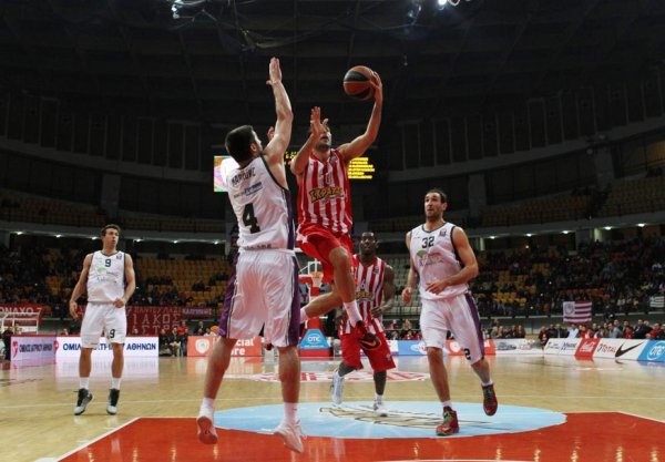 &quot;Σκαρφάλωσε&quot; στην κορυφή ο Ολυμπιακός (77-72 την Μάλαγα)