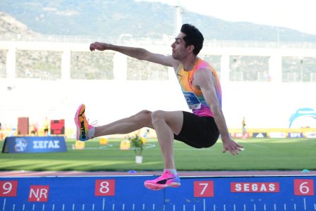 Iσοφάρισε το πανελλήνιο ρεκόρ του Τσάτουμα ο Τεντόγλου με άλμα στα 8,66 μ. (βίντεο)