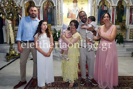 Βάπτιση με συγκίνηση και χαμόγελα για τα δίδυμα παιδιά της οικογένειας Φαντάκου