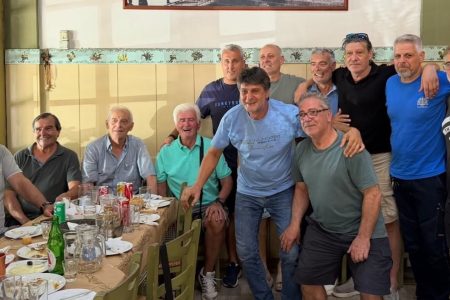Παλαίμαχοι της Καλαμάτας αντάμωσαν στο εστιατόριο «Ο Νέδων» και θυμήθηκαν τα παλιά